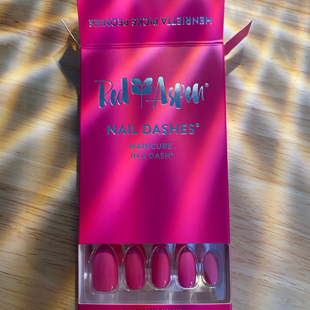 Henrietta Picks Peonies Nail Dashes